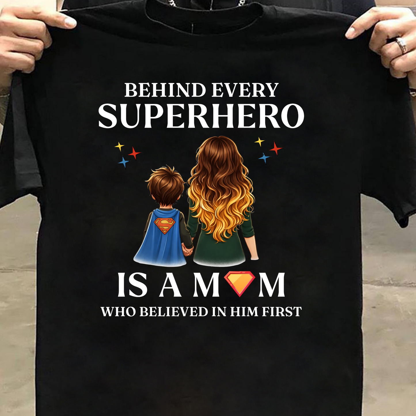 BEHIND EVERY SUPERHERO IS A MOM WHO BELIEVED IN HIM FIRST (MOTHER) CLASSIC T-SHIRT